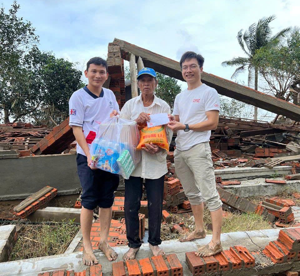 Trao tặng hơn 300 suất quà cho người dân xã Hòa Thịnh bị ảnh hưởng lũ lụt